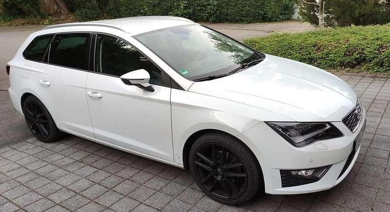 Weiß Gebraucht 2015 Seat Leon ST Kombi | 11.800 € (Guter Preis) - Bild 1/4