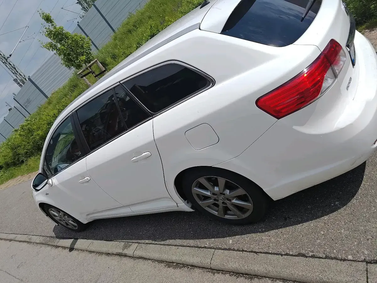 Gebraucht Toyota Avensis 150 PS (110 kW) 2012 Weiß Kombi