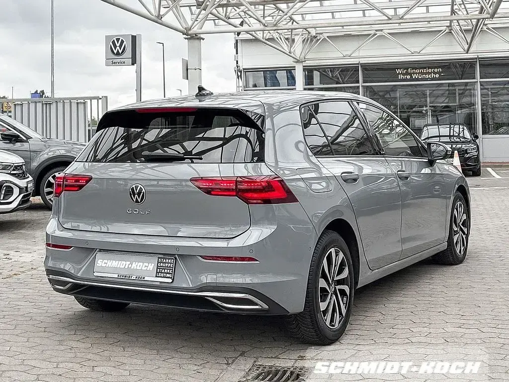 Gebraucht VW Golf VIII Active 150 PS (110 kW) 2022 Mondsteingrau (grau) Limousine