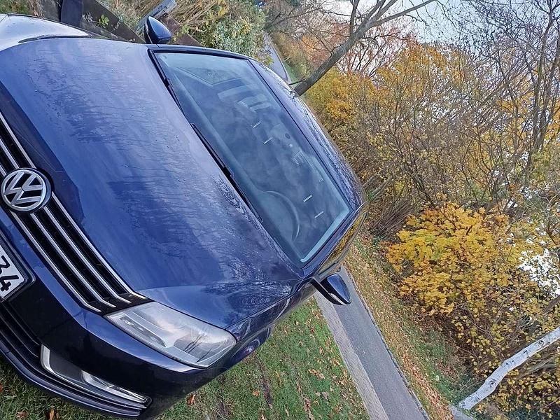 Blau Gebraucht 2012 VW Passat Trendline Limousine | 4.900 € (Superpreis) - Bild 1/4