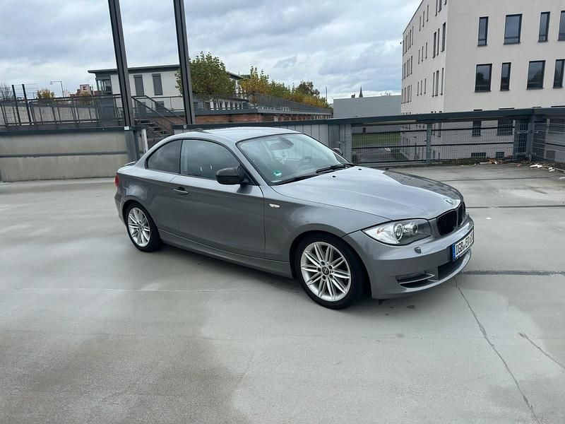 Grau Gebraucht 2011 BMW 120 Coupé M Performance Coupé | 5.999 € - Bild 1/4