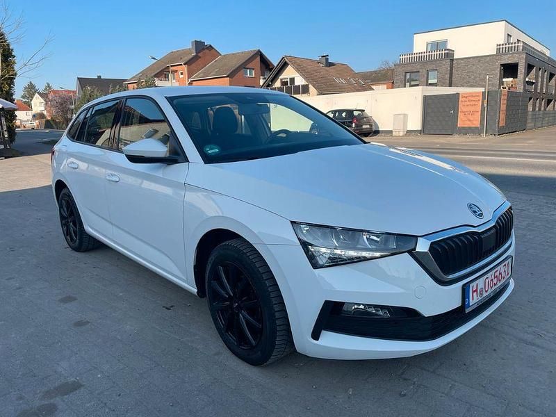 Weiß Gebraucht 2022 Skoda Scala Cool Plus Kleinwagen | 11.790 € (Fairer Preis) - Bild 1/4