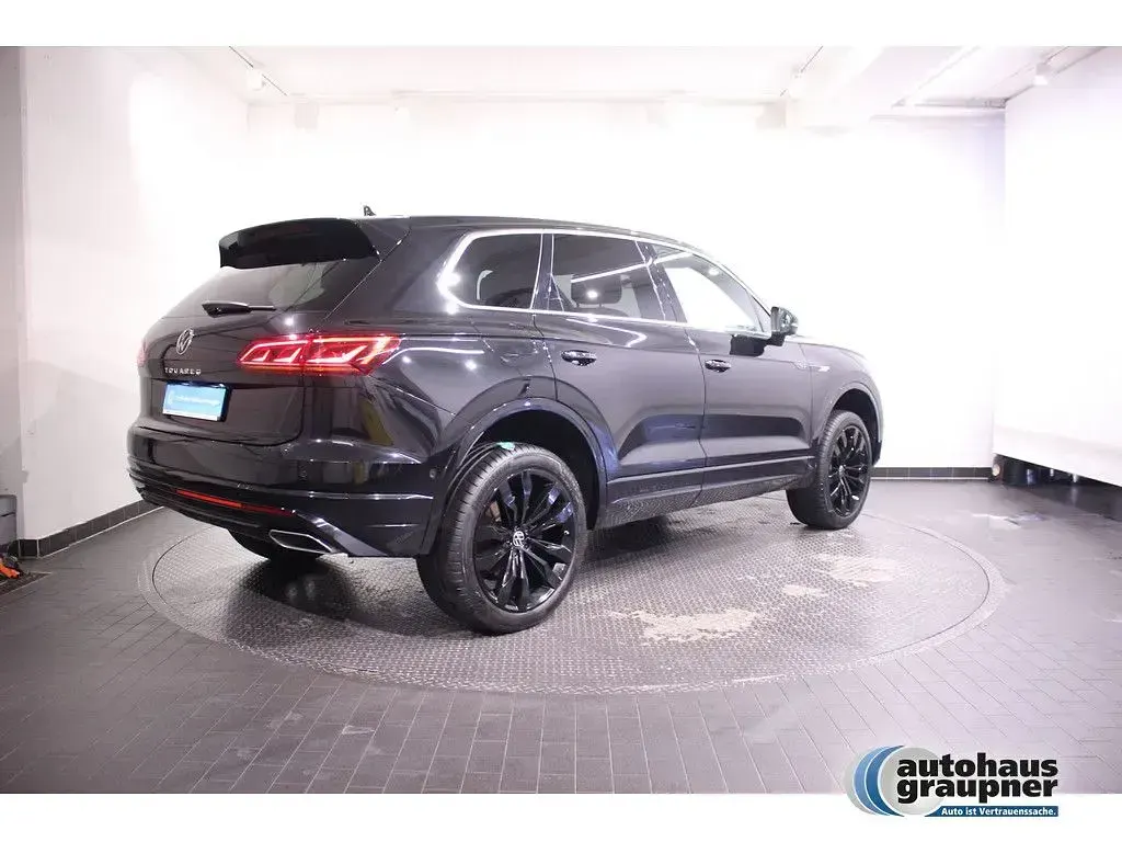 Gebraucht VW Touareg Atmosphere 286 PS (210 kW) 2023 Schwarz / deep black (metallic) SUV