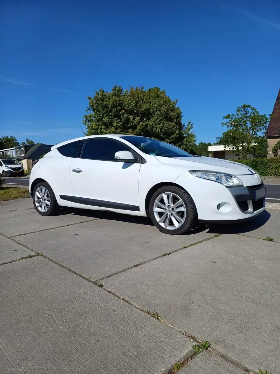 Gebraucht Renault Mégane Coupé Luxe 131 PS (96 kW) 2010 Weiß Coupé