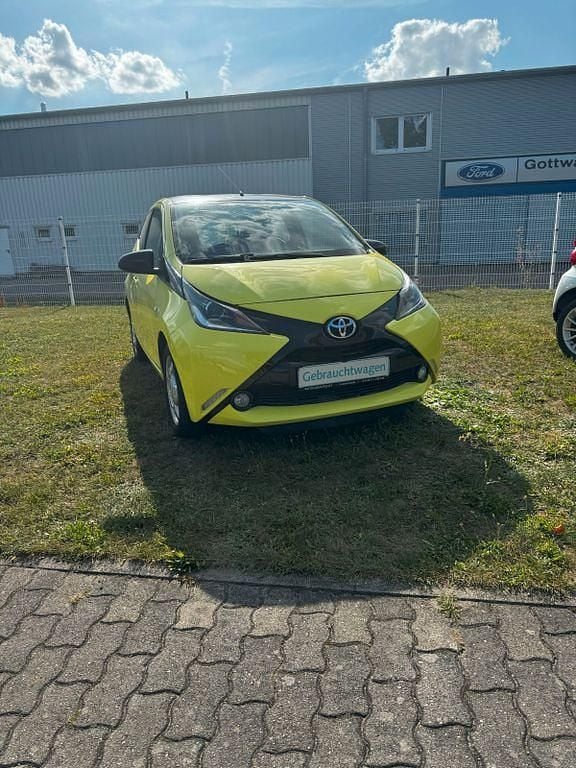 Gelb Gebraucht 2016 Toyota Aygo Kleinwagen | 6.499 € (Fairer Preis) - Bild 1/4