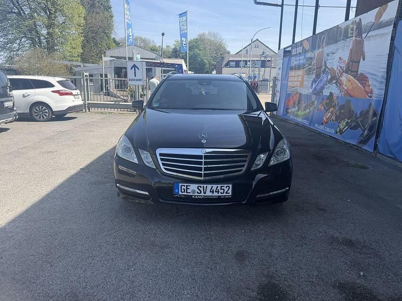 Second-hand Mercedes E200 184 CP (135 kW) 2011 Negru Berlinǎ