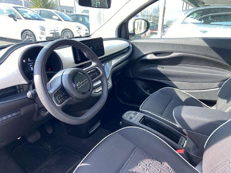Gebraucht Fiat 500e Basis 86 kW (118 PS) 2023 Colore esterno (arktis weiß) Limousine