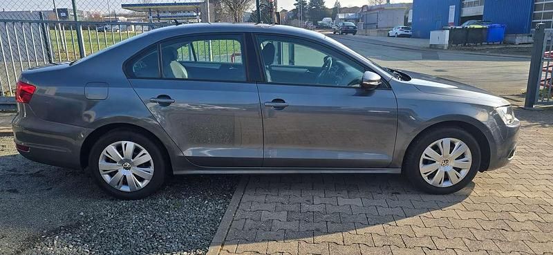 Gebraucht VW Jetta Trendline 105 PS (77 kW) 2011 Platinum grey metallic Limousine