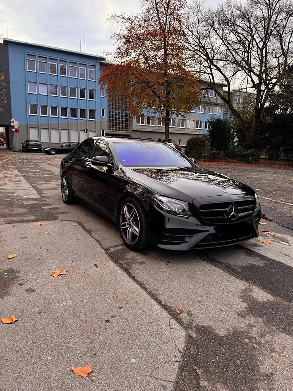 Gebraucht Mercedes E220 AMG line 194 PS (142 kW) 2017 Schwarz Limousine