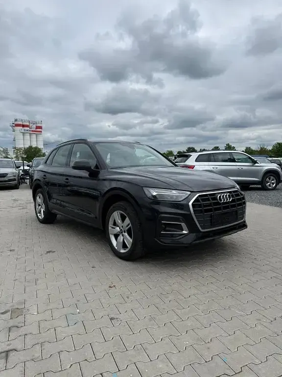 Używany Audi Q5 Basis 204 KM (150 kW) 2023 Czarny SUV