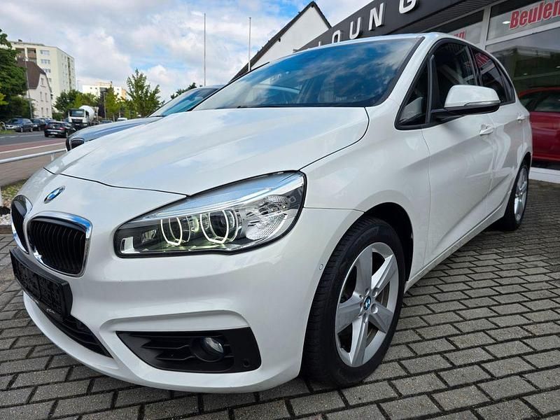 Weiß Gebraucht 2016 BMW 216 Active Tourer Van / Kleinbus | 10.990 € (Fairer Preis) - Bild 1/4