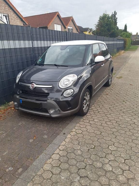 Grau Gebraucht 2017 Fiat 500L Cross Van / Kleinbus | 10.500 € (Fairer Preis) - Bild 1/2