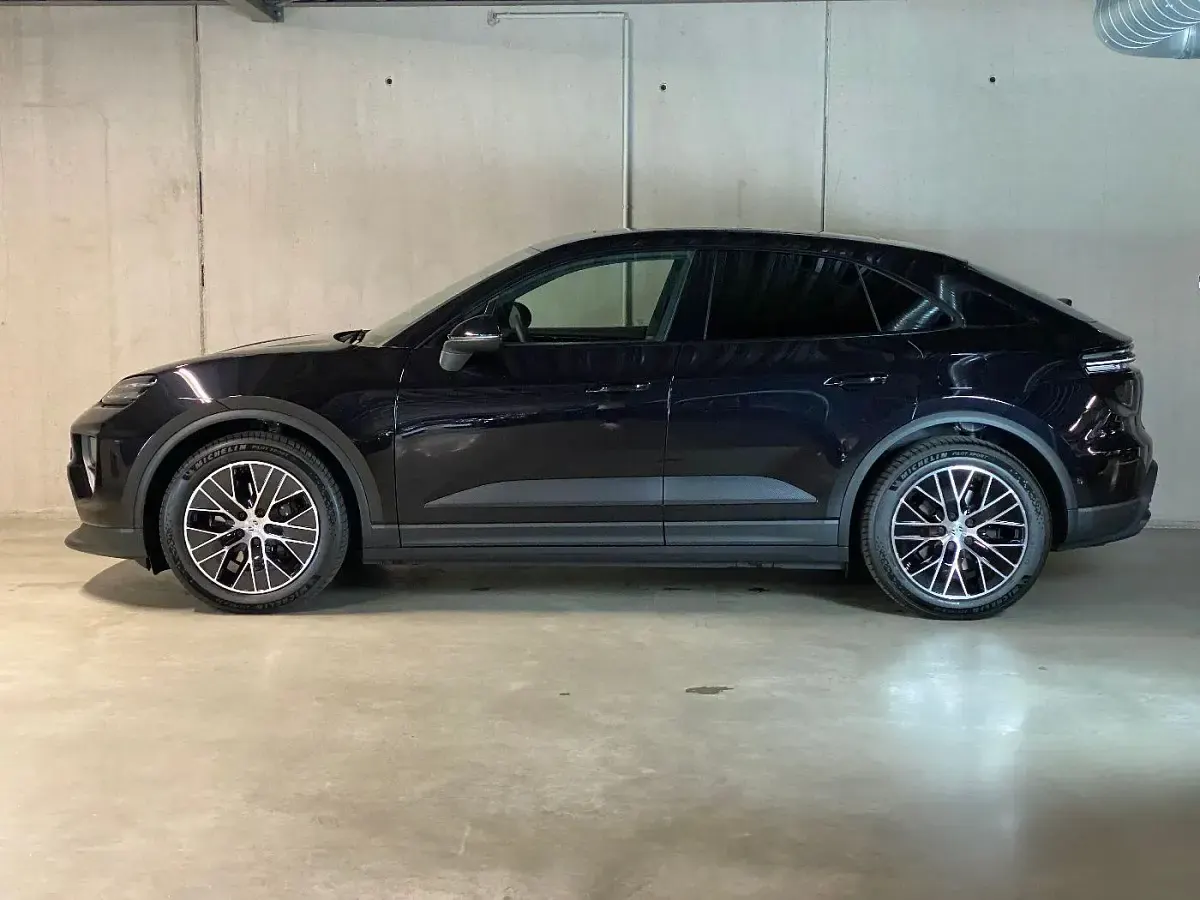 Neu Porsche Macan 300 kW (408 PS) 2026 Tiefschwarzmetallic SUV