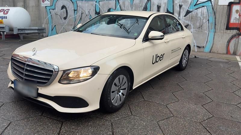Gelb Gebraucht 2019 Mercedes E200 Limousine | 15.949 € (Guter Preis) - Bild 1/4