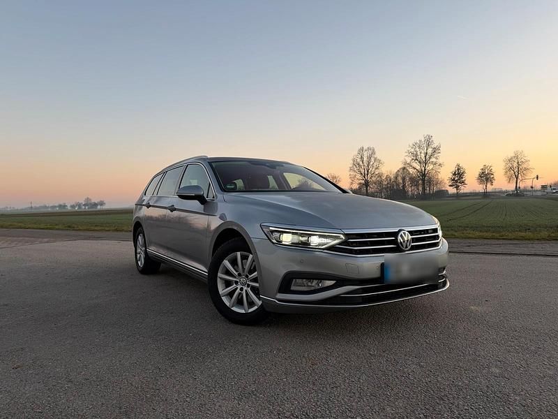 Silber Gebraucht 2019 VW Passat Elegance Kombi | 19.900 € (Fairer Preis) - Bild 1/4