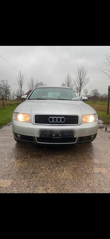 Silber Gebraucht 2004 Audi A4 Limousine | 3.799 € (Etwas zu teuer) - Bild 1/3
