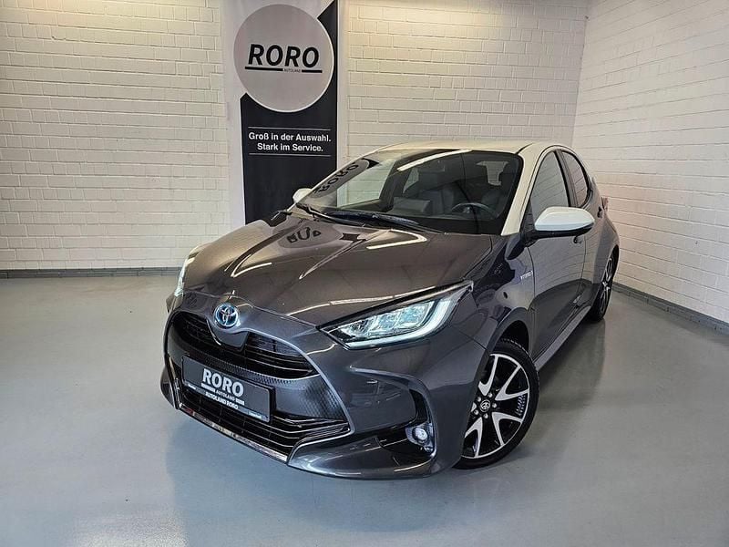 Grau Gebraucht 2021 Toyota Yaris Hybrid Club Limousine | 18.950 € (Fairer Preis) - Bild 1/4
