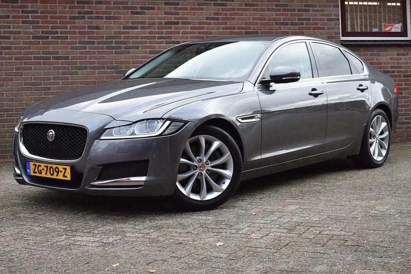 Grau Gebraucht 2019 Jaguar XF Prestige Limousine | 12.679 € (Fairer Preis) - Bild 1/4