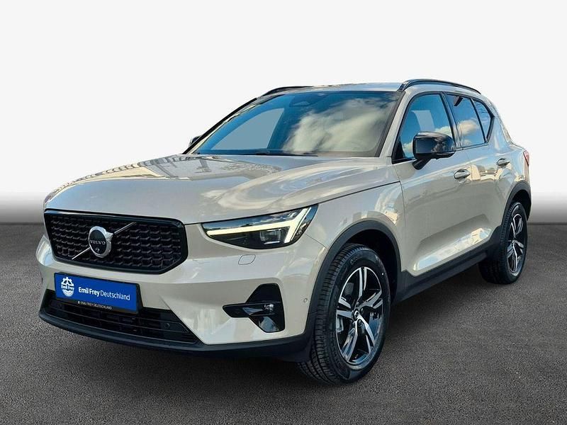Neu Volvo XC40 Plus 163 PS (119 kW) 2026 Silber SUV