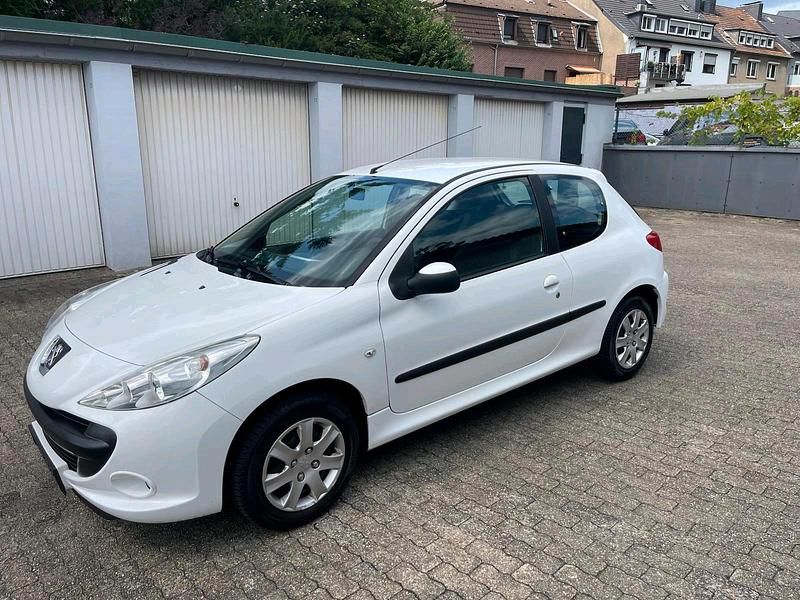 Gebraucht Peugeot 206 60 PS (44 kW) 2011 Weiß Kleinwagen