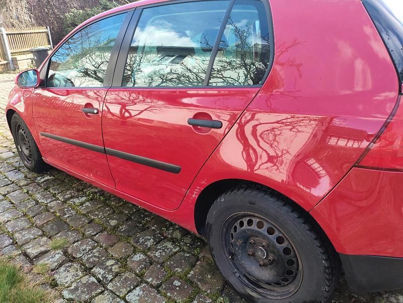 Gebraucht VW Golf V 105 PS (77 kW) 2005 Rot Kleinwagen