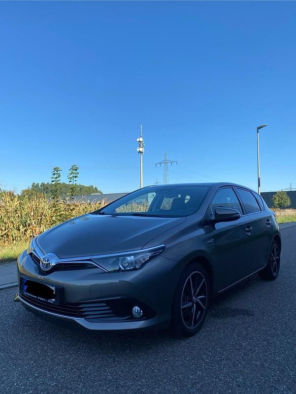 Braun Gebraucht 2017 Toyota Auris Hybrid Edition-S Kleinwagen | 16.499 € (Fairer Preis) - Bild 1/4