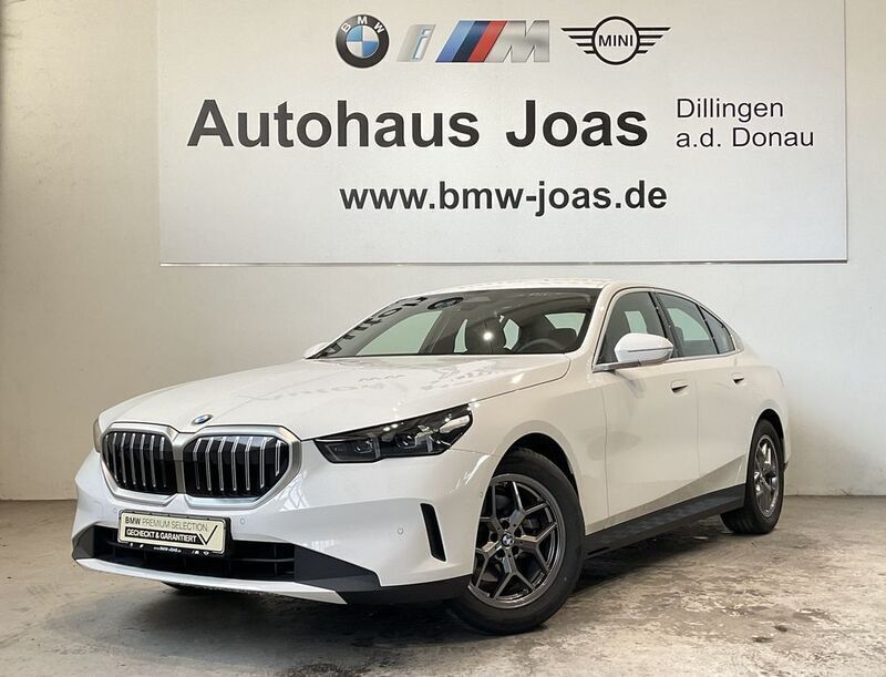 Alpinweiß uni Gebraucht 2024 BMW 520 Sport Line Limousine | 45.900 € (Superpreis) - Bild 1/4