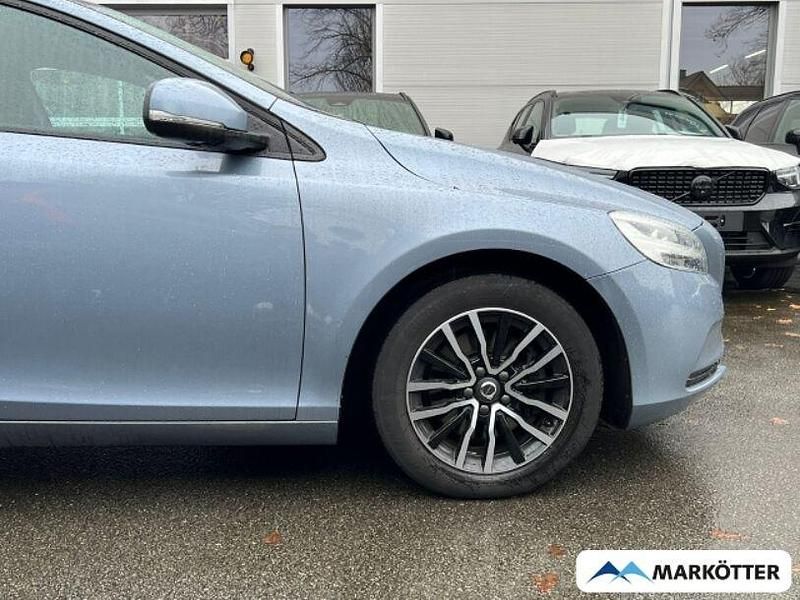 Gebraucht Volvo V40 Momentum 122 PS (89 kW) 2017 Blau Limousine