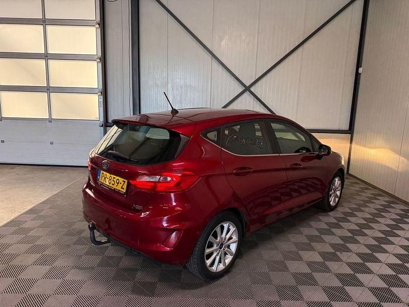 Gebraucht Ford Fiesta Titanium 101 PS (74 kW) 2017 Rot Limousine