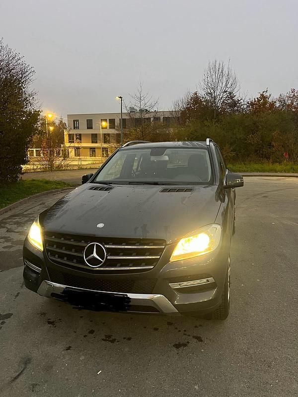 Grau Gebraucht 2012 Mercedes ML350 SUV | 14.999 € (Guter Preis) - Bild 1/4