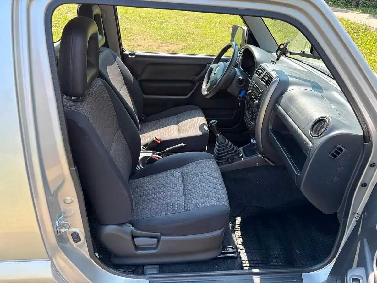 Gebraucht Suzuki Jimny 86 PS (63 kW) 2012 Silber SUV