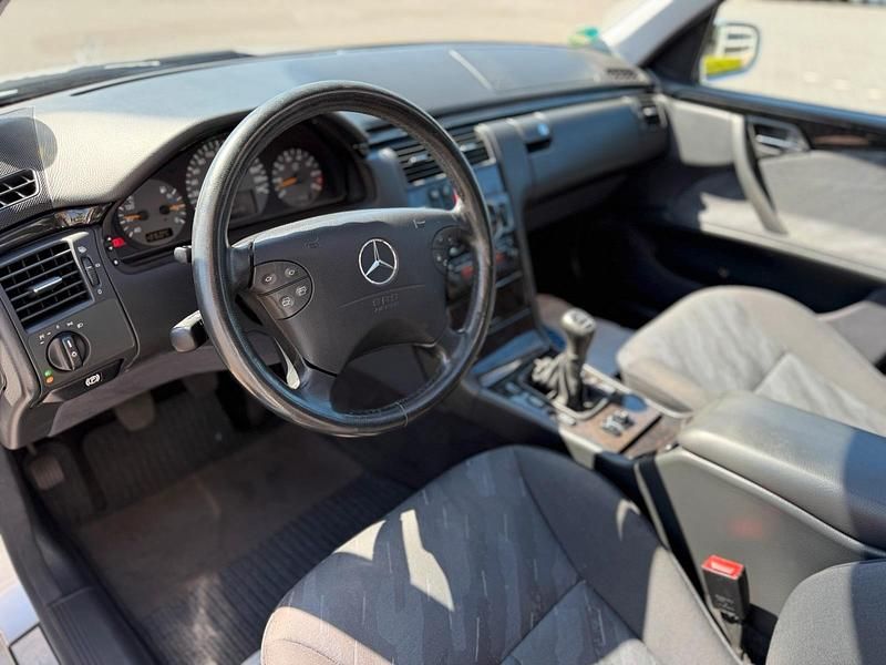 Gebraucht Mercedes E200 136 PS (100 kW) 2000 Silber Limousine