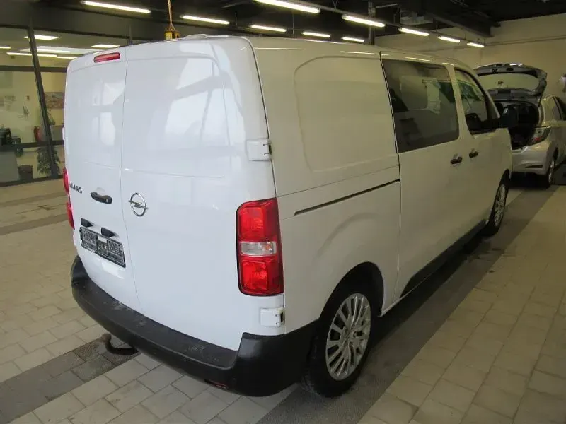 Gebraucht Opel Vivaro-e Combi 120 PS (88 kW) 2023 Casabl/arctic/eisweiss/kaolin Van / Kleinbus