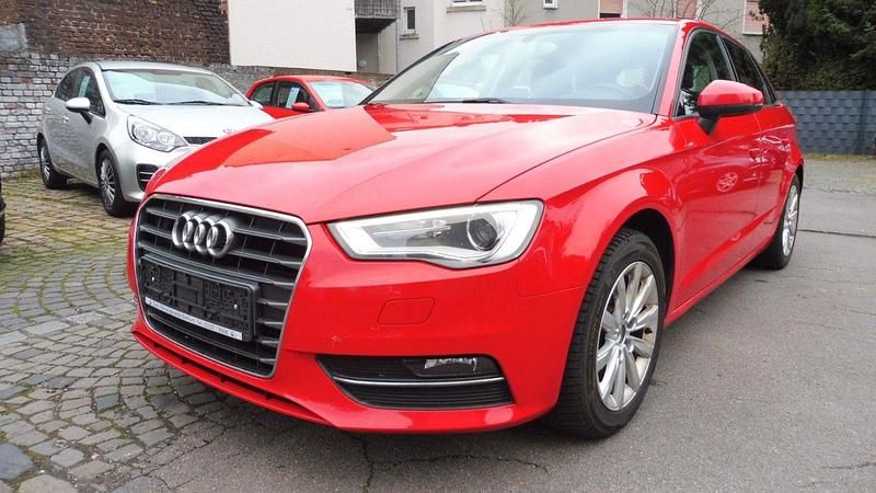 Gebraucht Audi A3 Sportback Attraction 110 PS (80 kW) 2015 Rot Kleinwagen