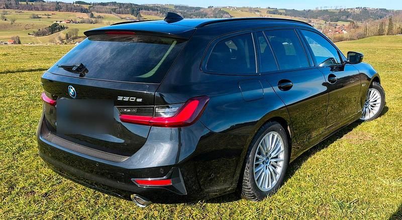 Gebraucht BMW 330e Sport Line 292 PS (214 kW) 2022 Schwarz Kombi