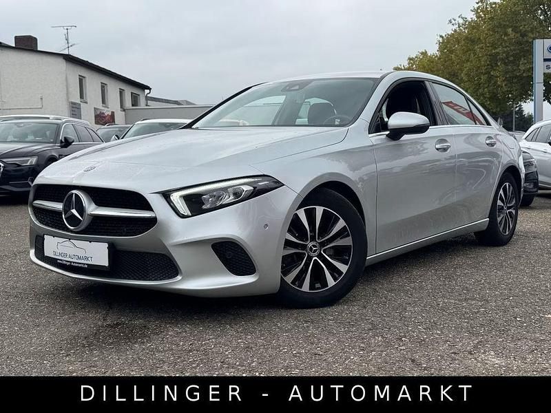 Silber Gebraucht 2022 Mercedes A180 Limousine | 21.820 € (Guter Preis) - Bild 1/4