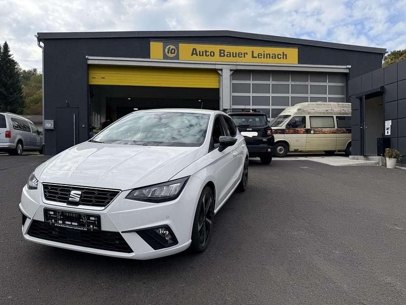"candy" weiss Gebraucht 2025 Seat Ibiza FR Limousine | 19.500 € (Superpreis) - Bild 1/4