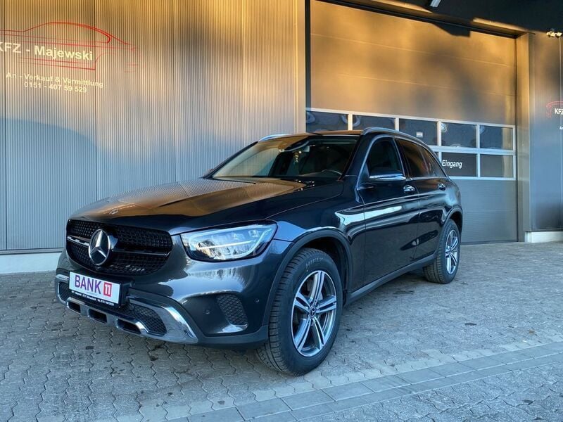 Grün Gebraucht 2019 Mercedes GLC300 SUV | 28.900 € (Superpreis) - Bild 1/4