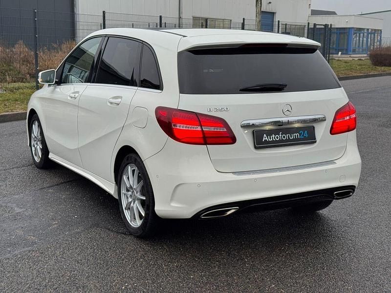 Gebraucht Mercedes B250 AMG line 211 PS (155 kW) 2018 Calcitweiss/zirrusweiss Van / Kleinbus