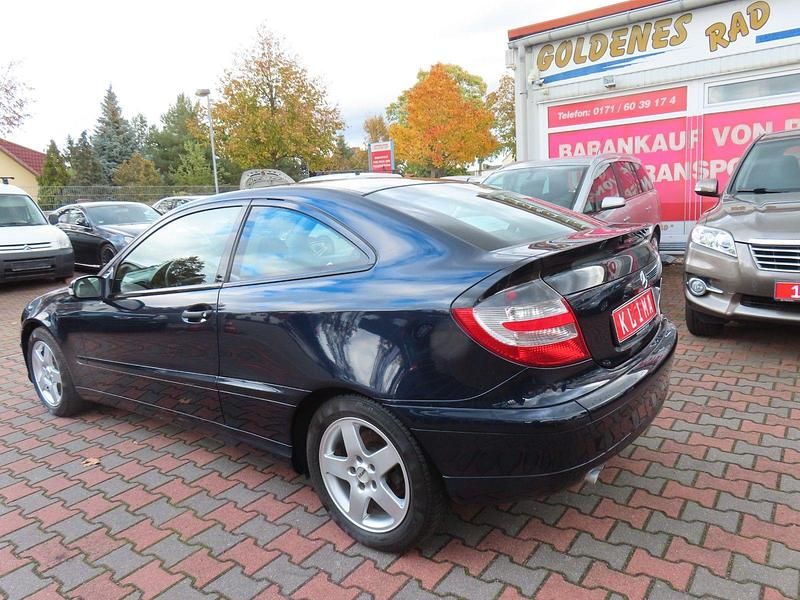 Gebraucht Mercedes C180 143 PS (105 kW) 2007 Blau Coupé