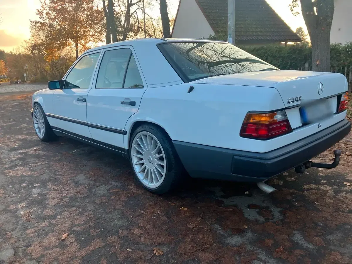 Gebraucht Mercedes E230 132 PS (97 kW) 1989 Weiß Limousine