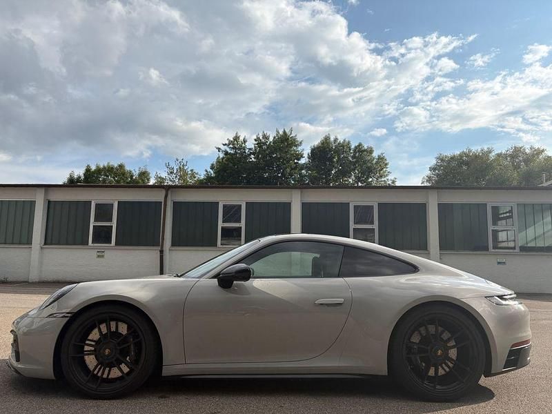 Grau Gebraucht 2024 Porsche 911 Carrera GTS Coupé | 189.999 € - Bild 1/4