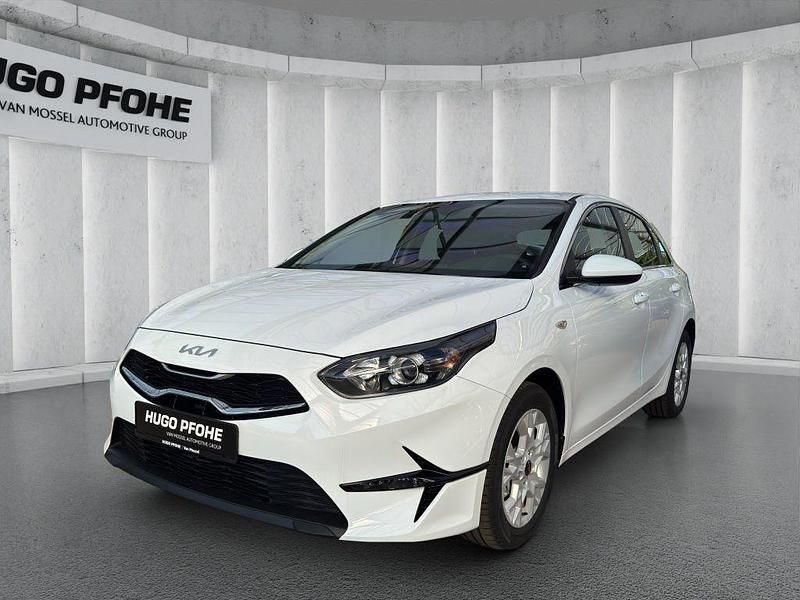 Weiß Neu 2025 Kia Ceed Vision Limousine | 22.390 € (Fairer Preis) - Bild 1/4