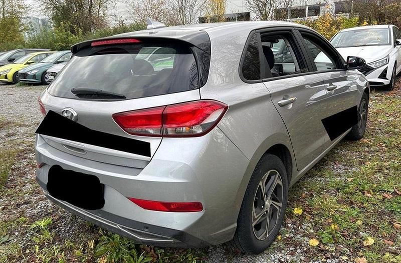 Gebraucht Hyundai i30 Edition 30 120 PS (88 kW) 2022 Shimmering silver / met Limousine