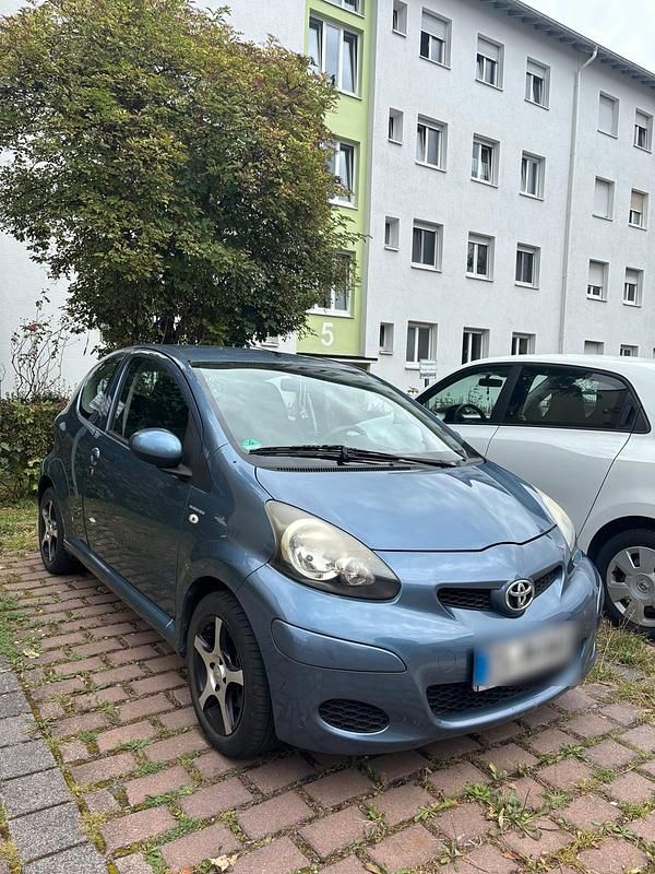 Blau Gebraucht 2009 Toyota Aygo Kleinwagen | 2.500 € - Bild 1/4
