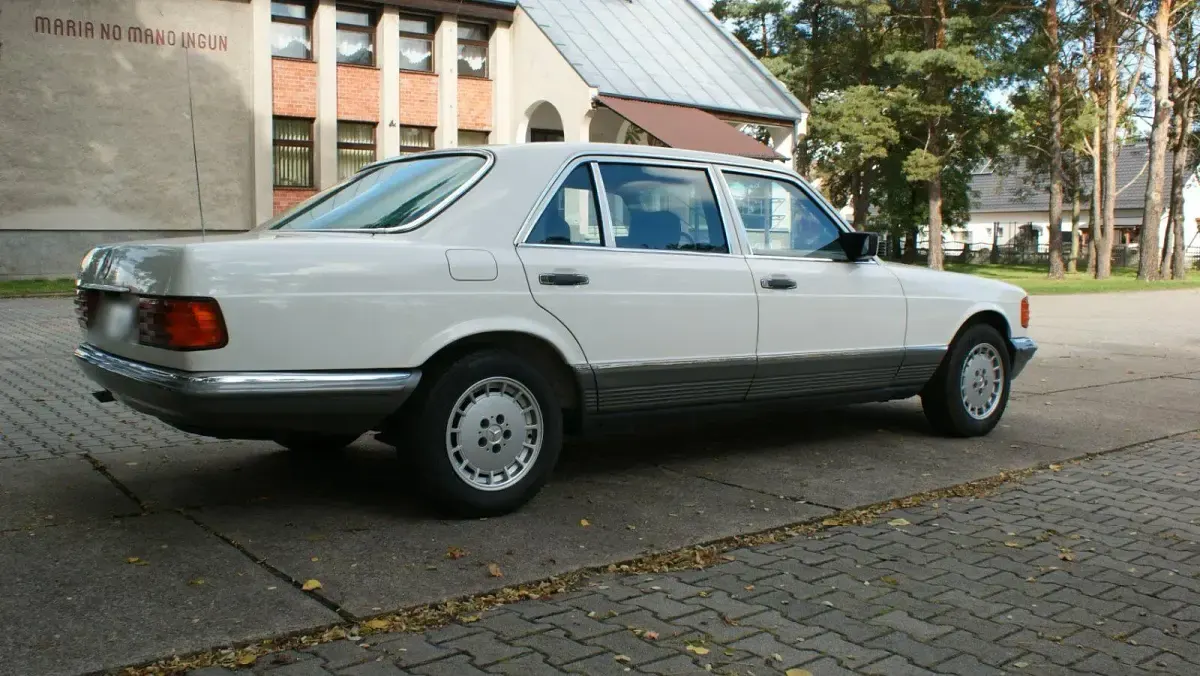 Gebraucht Mercedes 380 204 PS (150 kW) 1983 Weiß Limousine