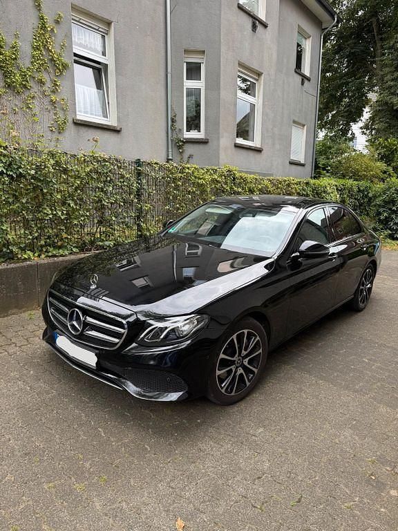 Schwarz Gebraucht 2018 Mercedes E200 Night Limousine | 32.900 € (Teuer) - Bild 1/4