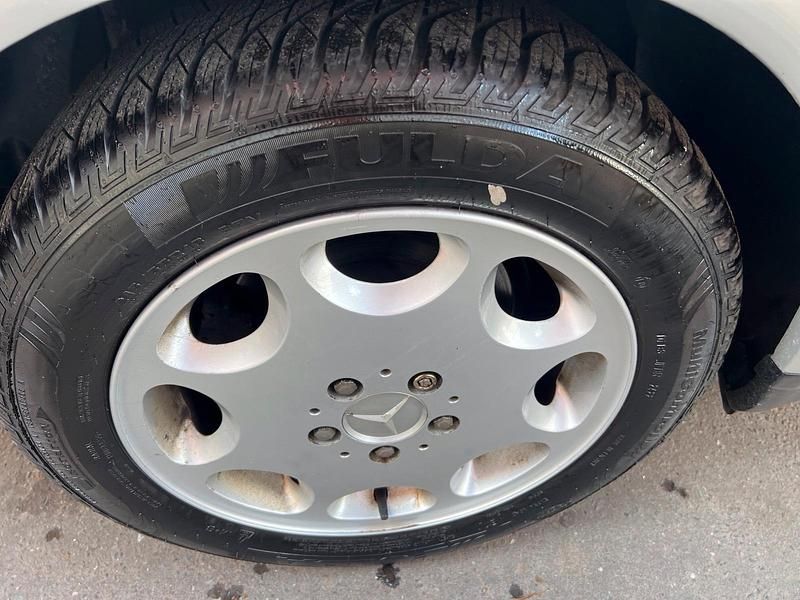 Gebraucht Mercedes E280 204 PS (150 kW) 1997 Silber Limousine