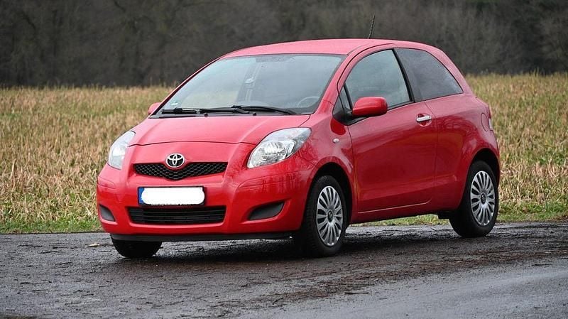 Rot Gebraucht 2011 Toyota Yaris Kleinwagen | 3.740 € (Fairer Preis) - Bild 1/4