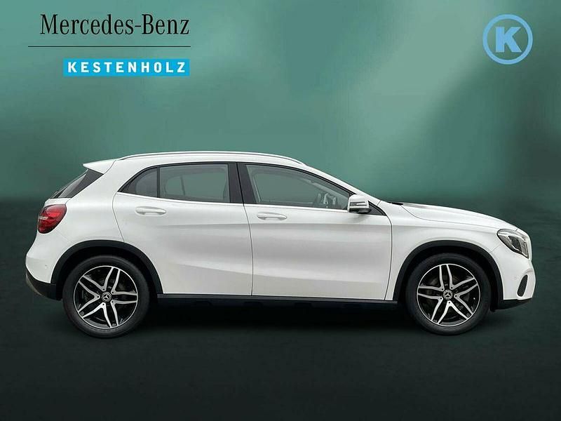 Gebraucht Mercedes GLA250 Urban 211 PS (155 kW) 2019 Unilack polarweiß SUV